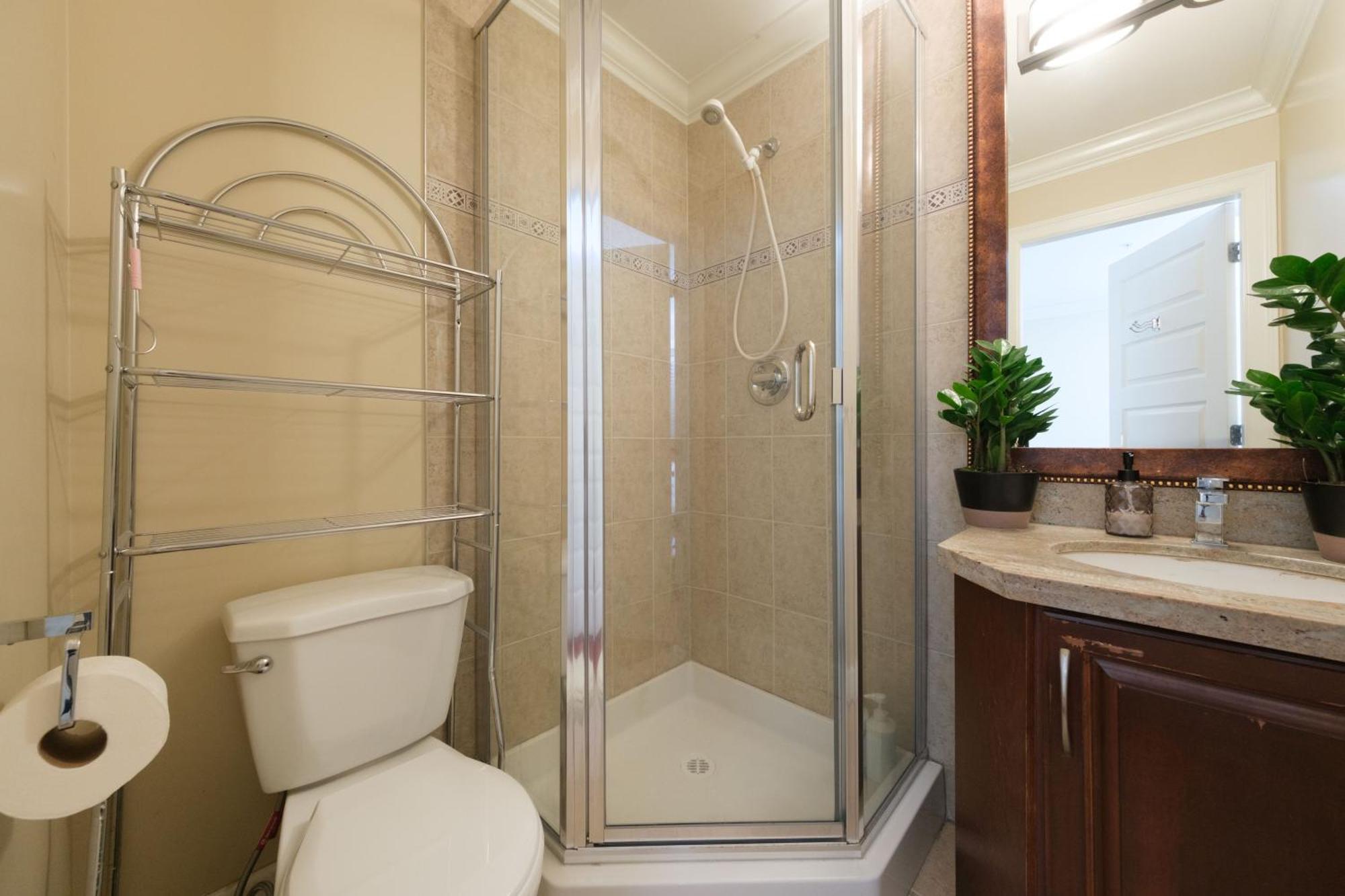 Cambie & 61St Ave Homestay バンクーバー エクステリア 写真